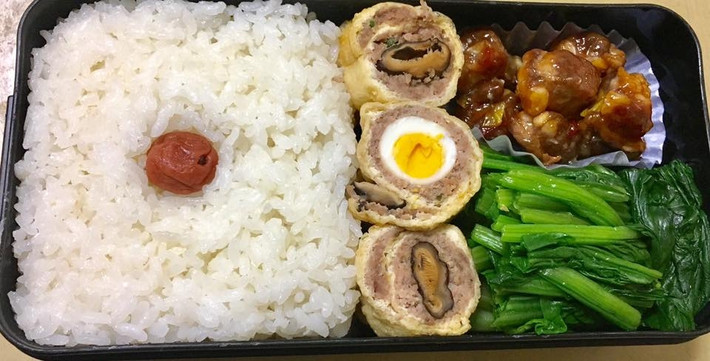 Mang đồ ăn dễ bị hỏng: Khi mang cơm đi làm, chúng ta nên tránh những thực phẩm dễ bị chua, nhanh. Thức ăn mang đi làm thường được cất trong hộp kín và để ở môi trường bên ngoài trong thời gian khá lâu nên sẽ nhanh hỏng hơn. Nếu cơ quan có tủ lạnh hãy cho thức ăn vào tủ lạnh, đến giờ ăn chỉ hâm nóng bằng vi sóng. Ảnh: Internet.