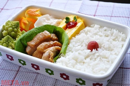 Mang theo một số món ăn để qua đêm: Một số thực phẩm đã nấu để qua đêm sẽ bị biến chất và không có lợi cho sức khỏe. Những món ăn được nấu từ đậu phụ, hải sản, trứng… không nên ăn khi đã để qua đêm bởi chúng có thể làm biến đổi protein hoặc sản sinh ra vi khuẩn gây hại.