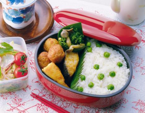 Để thức ăn nóng vào hộp: Nhiều người vẫn thường có thói quen để đồ ăn còn nóng vào hộp mà không biết tác hại của nó. Thức ăn nóng có thể bị nhiễm hóa chất độc hại từ các sản phẩm nhựa. Bên cạnh đó, để thức ăn nóng vào hộp trong thời gian dài sẽ khiến chúng bị hấp hơi, kém ngon và có thể nhanh hỏng hơn.
