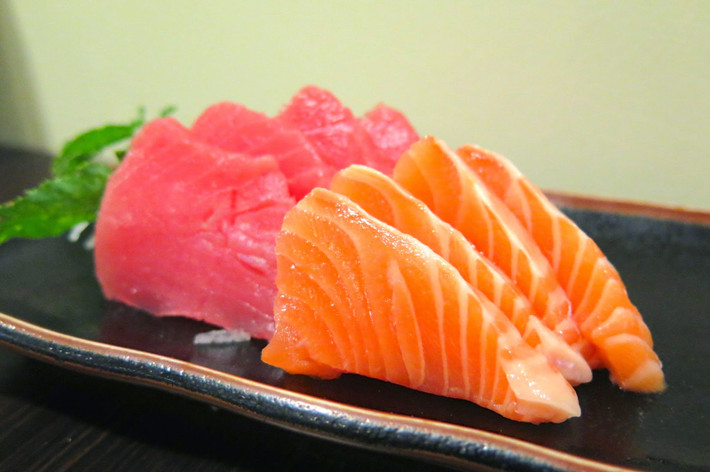 Cả cá ngừ và cá hồi đều chứa axit béo omega-3 làm giảm cholesterol trong động mạch. Chúng cũng làm giảm huyết áp và cải thiện khả năng miễn dịch mạnh do các loại vitamin và khoáng chất khác nhau.