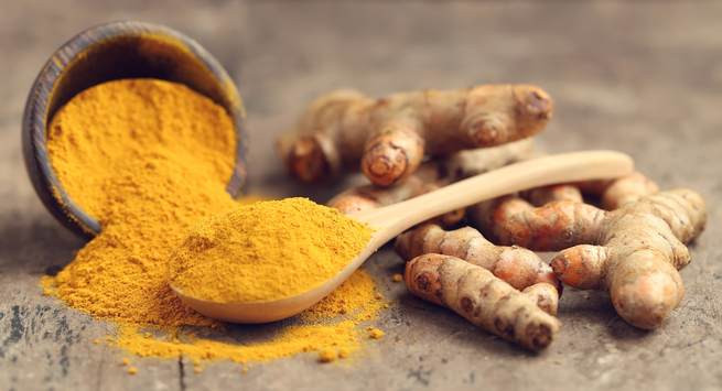 Bột nghệ là một trong những thực phẩm giúp tăng cường miễn dịch và là một gia vị nên thêm vào thực đơn ngày mưa. Bạn nên uống một cốc sữa với 1/4 muỗng cà phê bột nghệ trong ngày mưa để bảo vệ cơ thể khỏi bệnh tật. Ảnh: Healthsite.
