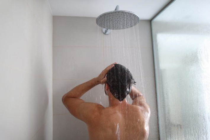 Tắm mát: Khi nóng quá, hãy tắm mát thường xuyên để giữ nhiệt độ cơ thể mát mẻ hơn. Ảnh: RD.