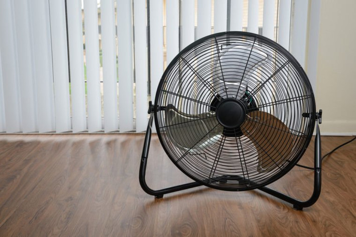 Tự chế điều hòa không khí: Đông đá một vài chai nước và đặt chúng ở phía trước quạt bàn. Điều này giúp bạn tận hưởng một làn gió mát hơn.