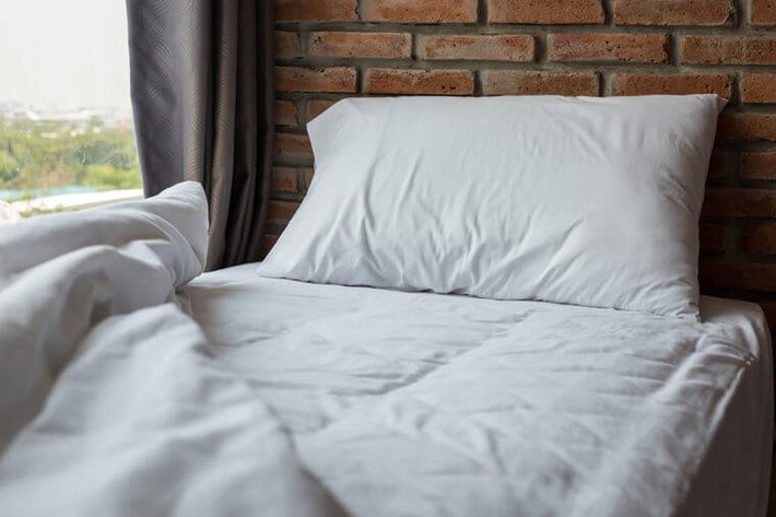 Làm lạnh tấm nệm của bạn: Bạn có thể đặt các gói nước đá gel mềm lên trên tấm nệm và bên dưới tấm ga trải giường. Cách này sẽ giúp giường ngủ trở nên mát mẻ hơn.