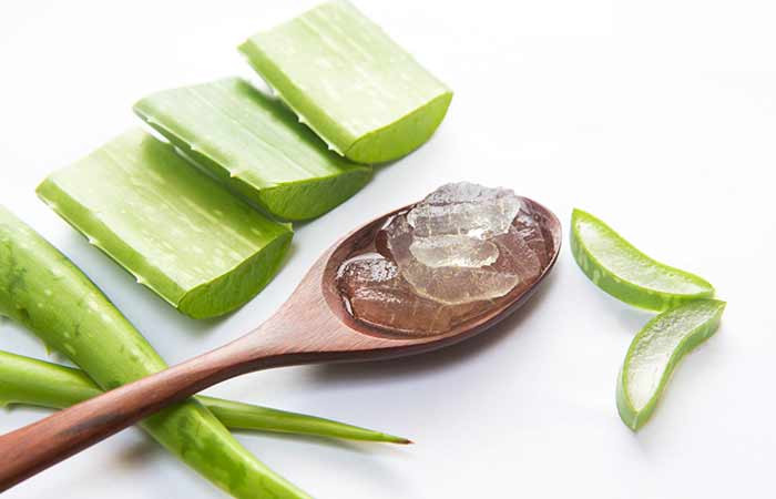 Rửa mặt bằng lô hội giúp da mặt sáng hơn. Lấy ¼ cốc gel lô hội, 2 muỗng canh nước hoa hồng, 2 muỗng canh dầu hạnh nhân, 5-10 giọt dầu oải hương, 1 viên nang vitamin E trộn đều. Thoa hỗn hợp này lên mặt ướt và massage trong vài giây. Để một lúc rồi rửa sạch.