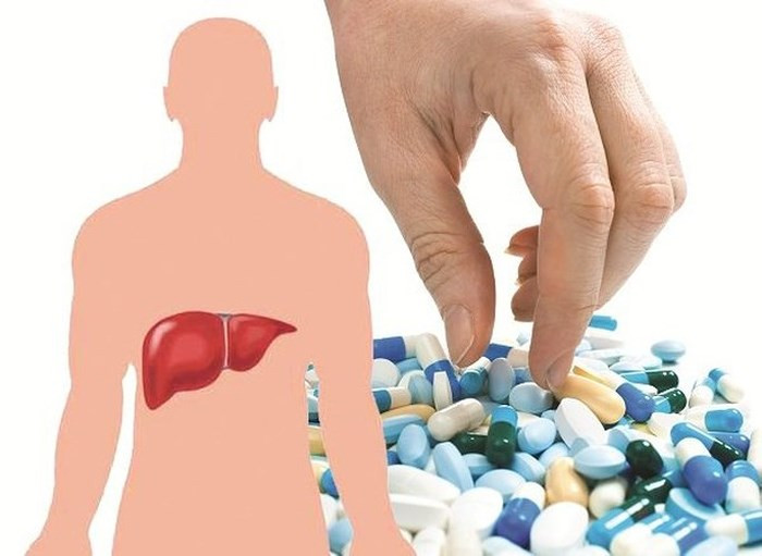 7. Viêm gan A: Viêm gan A là tình trạng gan nghiêm trọng do vi rút viêm gan A gây ra, thường lan truyền qua thức ăn hoặc nước bị ô nhiễm. Bệnh này có thể làm tổn thương gan và gây ra các triệu chứng như đau bụng, buồn nôn, sốt cao,... Các nghiên cứu cho rằng virus viêm gan A cũng có trong một số hồ bơi công cộng, nếu một người bị nhiễm bệnh này xuống bơi trước đó, do đó nước bị ô nhiễm.