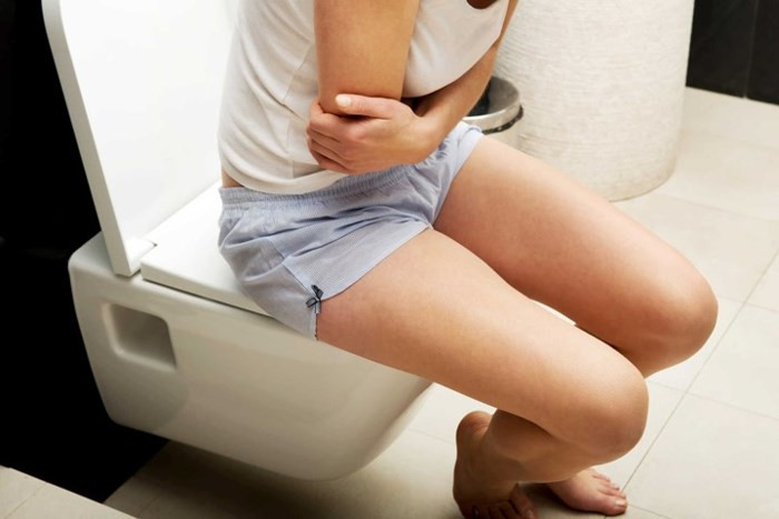 1. Tiêu chảy: Tiêu chảy khá phổ biến khi bị ngộ độc thực phẩm. Mặc dù nó có vẻ như là một vấn đề đơn giản, tiêu chảy có thể gây mất nước và thậm chí có thể gây tử vong khi không được điều trị. Một mầm bệnh được gọi là 'Cryptosporidium' có trong một số hồ bơi không hợp vệ sinh, nơi nhiều người bơi và để lại nước tiểu hoặc phân. Vi trùng này có thể gây tiêu chảy mãn tính.