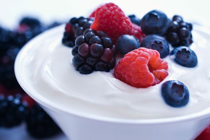 Sữa chua làm giảm sự khó chịu từ dạ dày: Lượng probiotic của sữa chua hay còn gọi là vi khuẩn sống giúp giảm bớt sự khó chịu tiêu hóa và tăng cường miễn dịch.
