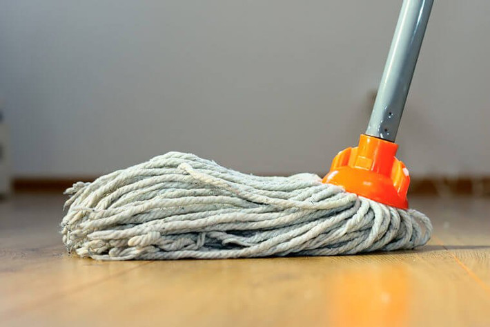 Việc vệ sinh nhà cửa không theo quy trình có thể khiến bạn chạy đi chạy lại mang theo bụi bẩn khắp nhà đến cả những nơi mà bạn vừa mới lau chùi. Tốt nhất là bạn nên lau dọn từ trên xuống dưới và trái sang phải để nhà cửa sạch sẽ hơn.