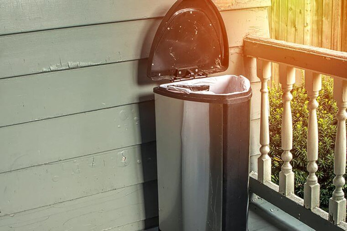Việc khử trùng thùng rác là rất cần thiết bởi vi trùng có thể bị bỏ lại lâu sau khi lấy túi rác đi vứt. Hãy cọ rửa bên trong thùng rác thường xuyên, đặc biệt là thùng rác để trong phòng tắm và nhà bếp.