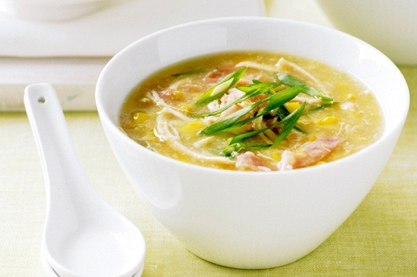Súp gà giúp làm dịu các triệu chứng cảm lạnh vì nước dùng ấm sẽ làm loãng dịch nhầy mũi để thở dễ dàng hơn.