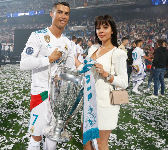 Georgina Rodriguez và ngôi sao bóng đá Cristiano Ronaldo (CR7) nảy sinh tình cảm ngay lần đầu gặp nhau trong một sự kiện của Dolce & Gabbana vào cuối năm 2016. Lúc đó, bạn gái Ronaldo đang là nhân viên của một cửa hàng của Gucci tại Madrid.