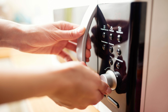 Hâm nóng thức ăn trong đồ đựng bằng nhựa có thể làm tăng nguy cơ mắc bệnh tiểu đường.