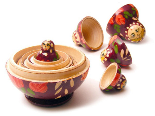 Búp bê gỗ Matryoshka là biểu tượng của du lịch, văn hóa, là niềm tự hào của nghề thủ công truyền thống Nga trong hơn 100 năm qua.