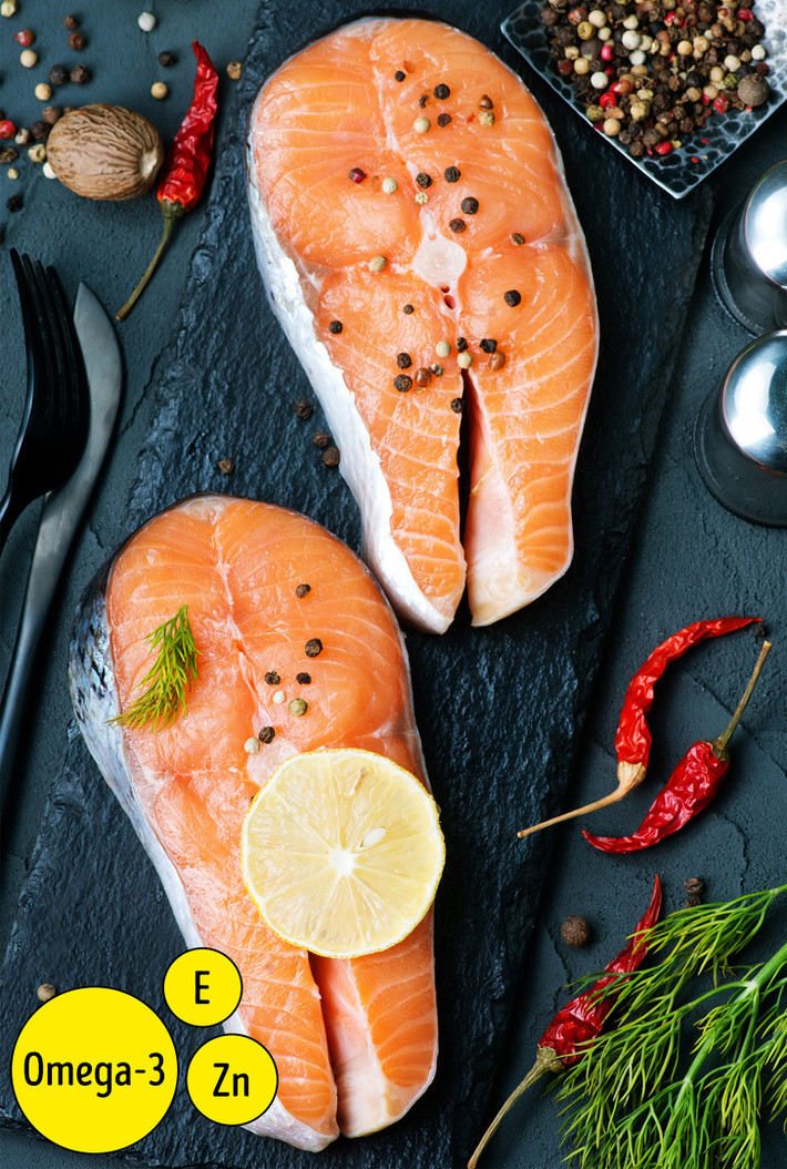 Cá béo chứa nhiều axit béo omega-3 (cá hồi, cá thu, cá trích, cá mòi, cá ngừ) rất cần thiết cho làn da sáng mịn khỏe mạnh. Đây là một trong những thực phẩm chống lão hóa càng ăn càng trẻ lâu.