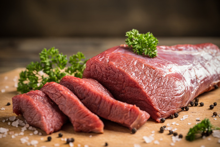 Thịt đỏ có khả năng khiến bạn bị bệnh, vi khuẩn có thể gây ra chuột rút, mất nước và suy thận. Ngoài ra, ăn nhiều thịt đỏ có thể làm cho mọi người dễ bị nhiễm khuẩn E.coli.