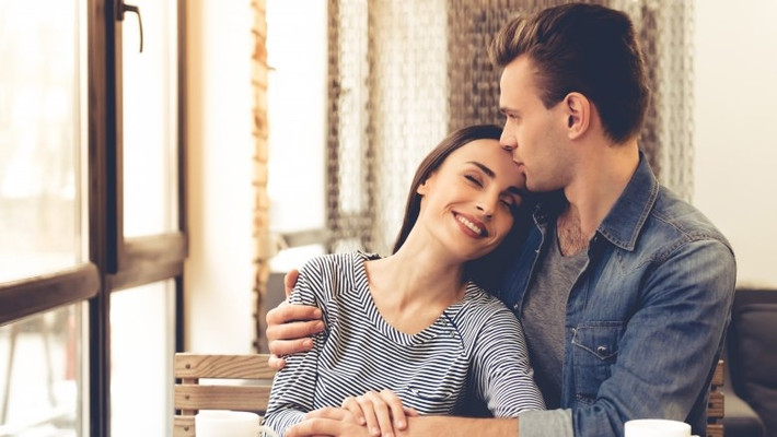 Giảm stress tự nhiên: Một nghiên cứu được công bố trên tạp chí Psychological Science cho rằng, cử chỉ âu yếm có thể giảm bớt tác hại của stress. Vì vậy, khi bạn nhìn thấy những người thân yêu đang bị căng thẳng, hãy ôm họ.