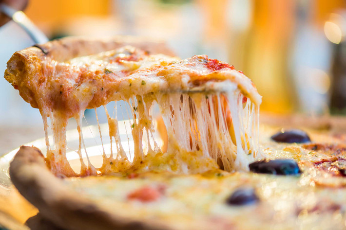 Pizza cũng là một trong những món ăn bạn nên hạn chế để giảm nguy cơ mắc bệnh tim mạch.