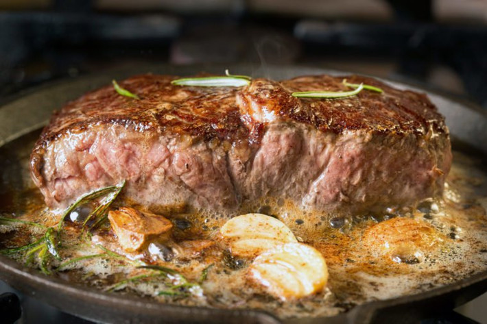 Ăn nhiều thịt: Ăn quá nhiều protein có thể ảnh hưởng đến lượng đường trong máu, đặc biệt nếu protein đó trong bữa ăn của bạn là từ thịt đỏ, có thể có tác động xấu đến độ nhạy insulin. Ăn nhiều thịt đỏ có liên quan với tăng nguy cơ mắc bệnh tiểu đường loại 2 trong nghiên cứu.