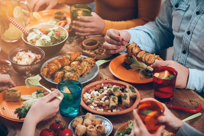 Ăn quá nhiều: Đối với những người mắc bệnh tiểu đường loại 2, tăng cân do ăn quá nhiều có thể góp phần gây kháng insulin nhiều hơn và cũng dẫn đến bệnh trầm trọng hơn.