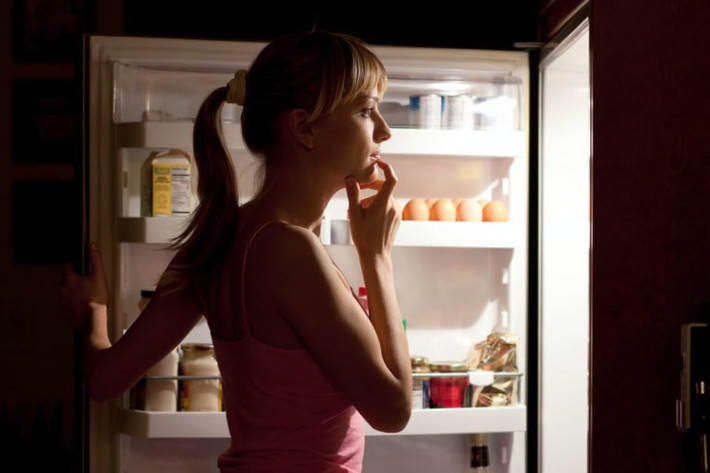 Bữa tối hoặc bữa ăn nhẹ quá gần với giờ đi ngủ: Ăn khuya có thể tàn phá mức đường huyết lúc đói vào sáng hôm sau. Các bữa ăn khuya thường làm tăng lượng đường trong máu cao hơn bình thường vào sáng hôm sau. Ảnh: RD.