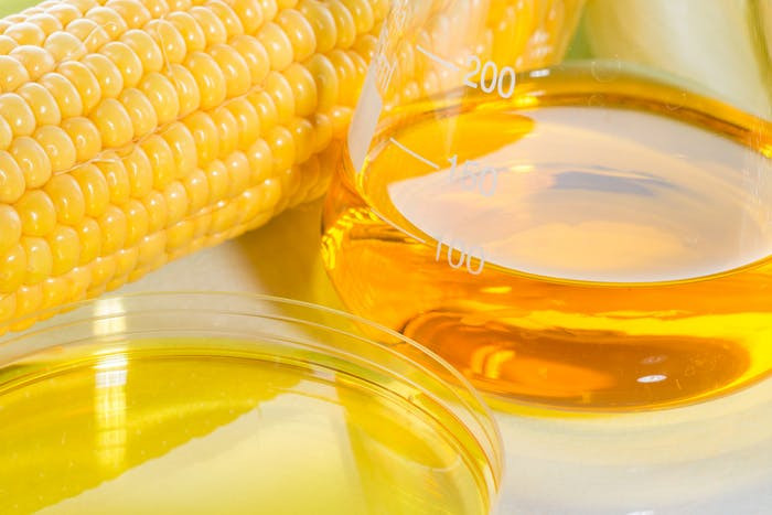 Xi-rô ngô fructose cao là chất làm ngọt nhân tạo được tìm thấy trong hầu hết các loại thực phẩm chế biến như bánh mì, sữa chua có hương vị, nước sốt salad, ngũ cốc và rau quả đóng hộp. Phụ gia này làm tăng mức cholesterol và có liên quan đến béo phì và tiểu đường.