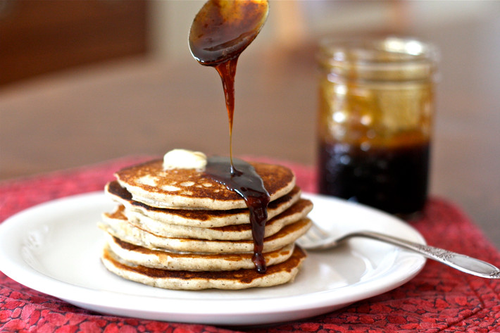 Pancake Syrup (Xi-rô nhựa cây) được làm từ hỗn hợp sirô ngô fructose cao, hương vị nhân tạo và màu caramel. Nó cũng chứa nhiều đường có thể làm tăng lượng đường trong máu.