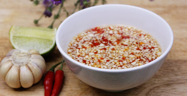 Tỏi: Các nhà khoa học tin rằng allicin trong tỏi có thể ngăn chặn các enzym liên quan đến nhiễm trùng. Một số nghiên cứu cho thấy rằng ăn tỏi có thể ngừa cảm lạnh, tăng cường miễn dịch. Nghiên cứu khác chỉ ra rằng ăn tỏi giúp giảm nguy cơ ung thư dạ dày, đại tràng và thực quản.