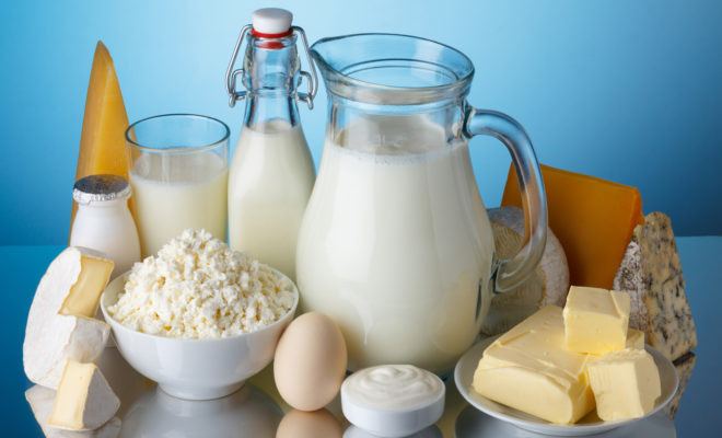 Chọn các sản phẩm sữa không chứa hormone: Bò sữa thường được nuôi bằng hormone nhân tạo để tăng sản lượng sữa của chúng. Điều này có ảnh hưởng sức khỏe lớn nhất đối với bò, môi trường và những người tiêu thụ sữa. Do vậy, tốt nhất là bạn nên chọn sữa hữu cơ. Ảnh: Internet.