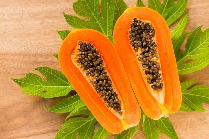 Đu đủ làm dịu da cháy nắng. Nghiền mịn đu đủ chín để đắp lên vùng da tổn thương. Rửa sạch bằng nước ấm sau 20 phút. Đu đủ dịu nhẹ hơn chanh nên bạn có thể sử dụng vào buổi sáng và buổi tối.