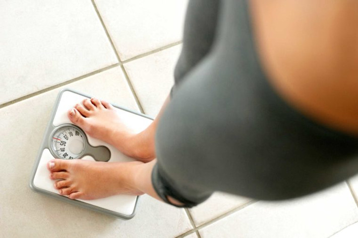 Sút cân: Gan là cơ quan chính giúp cơ thể chúng ta trao đổi chất. Chức năng gan suy giảm sẽ khiến bạn bị sút cân. Sút cân được coi là một trong những triệu chứng quan trọng nhất của giai đoạn đầu ung thư gan.