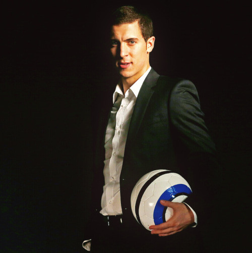 Eden Hazard là niềm hy vọng lớn lao của đội tuyển Bỉ khi tham dự World Cup 2018. Không chỉ đá bóng giỏi, anh còn sở hữu ngoại hình đẹp, đôi mắt hút hồn và gu thời trang phong cách.