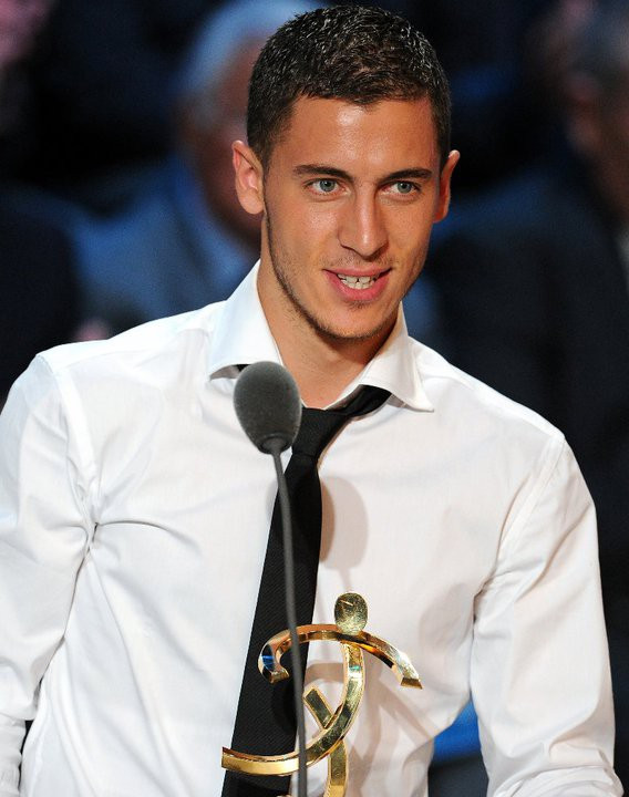 Eden Hazard trông rất thanh lịch trong áo sơ mi trắng, thắt cà vạt đen.