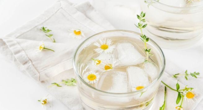 Trà hoa cúc từ lâu đã rất nổi tiếng với công dụng giải nhiệt, mát gan. Chỉ một vài cánh hoa cúc pha trà cũng có thể giúp bạn ngủ ngon hơn và thanh mát cơ thể.