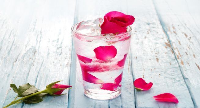 Trà hoa hồng là loại trà không chỉ đẹp mà còn là thức uống thần kỳ, tốt cho sức khỏe. Trà hoa hồng có khả năng giảm lượng cholesterol trong máu, lợi cho tim mạch, chống oxy hóa, giúp cho trẻ lâu hơn, giảm stress, chống viêm họng, dễ ngủ, thanh lọc cơ thể giúp đẹp da.