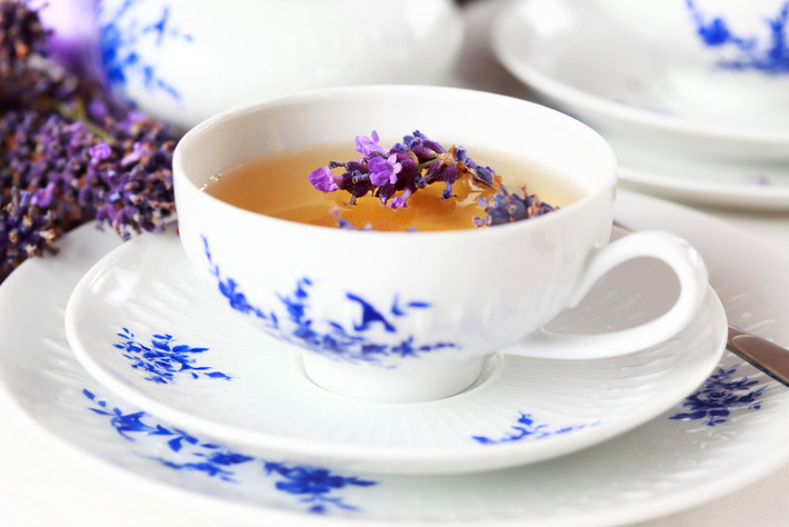 Trà hoa oải hương: Hoa oải ương được xem là một loại hương liệu quý. Trà hoa oải hương giúp an thần, giảm stress, trị chứng đau đầu, giúp bạn ngủ ngon hơn, cơ thể thoải mái, dễ chịu.