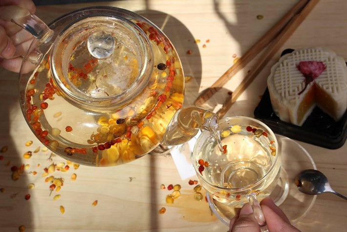 Trà hoa chi bản có vị thanh, mát dịu khiến người thưởng trà có cảm giác rất thoải mái và dễ chịu. Đây là đồ uống giải nhiệt cực tốt cho bạn vào mùa hè.