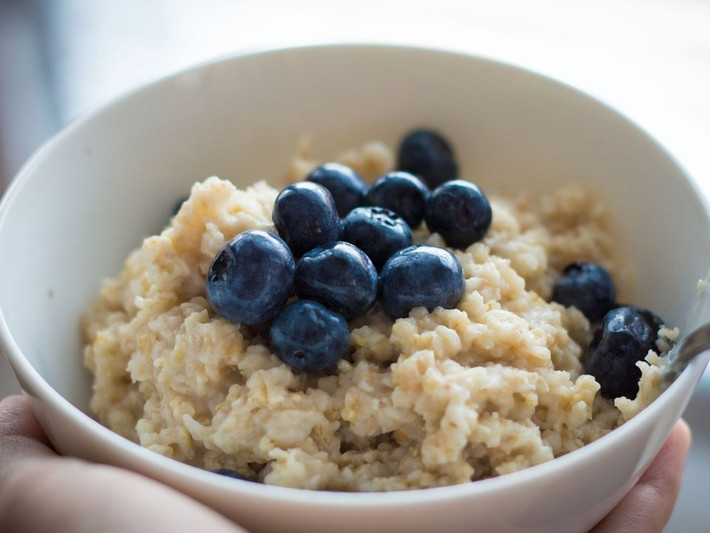 Yến mạch từ lâu đã là món ăn chay giàu protein được nhiều người yêu thích. Ít natri nhưng yến mạch lại chứa hàm lượng protein và chất xơ cao.