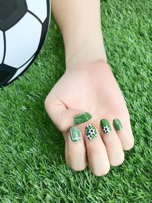 Bộ nail tái hiện trái bóng trên sân cỏ xanh.