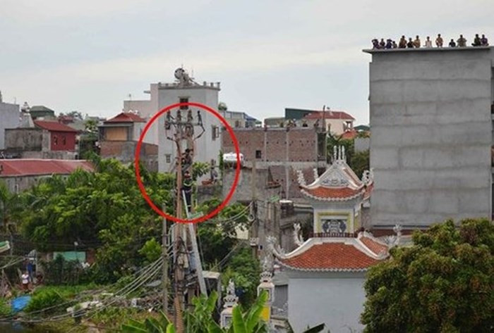 1. Ngày 23/6/2018, một nam thanh niên cố thủ trên cột điện, đòi người nhà trả tiền cá độ bóng đá. Sự việc xảy ra ngay tại thành phố Hà Nội. Lực lượng Cảnh sát PCCC&CNCH số 8 phối hợp với Công an phường Lĩnh Nam (quận Hoàng Mai, Hà Nội) đã phải dùng đến xe thang để cứu hộ thanh niên này. Trong ảnh: Hiện trường vụ việc. (Ảnh: Facebook)