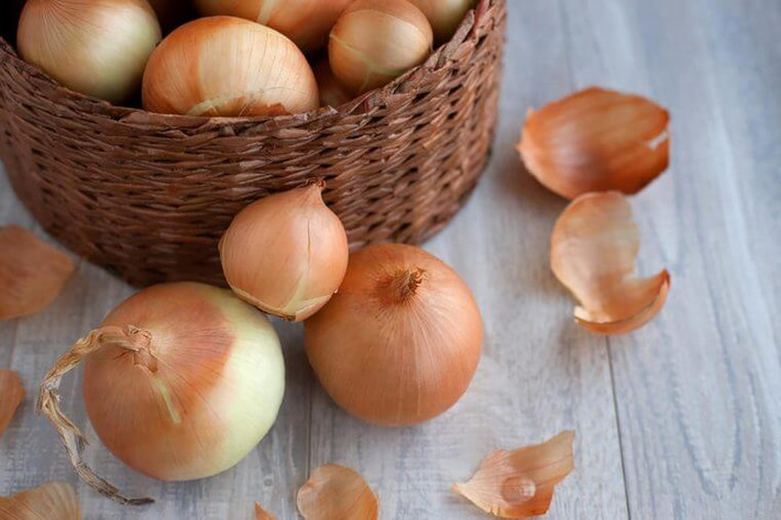Hành tây, tỏi và bông cải xanh: Các loại rau như hành tây, tỏi, bông cải xanh và súp lơ có thể gây chướng bụng và đầy hơi khó chịu cho những người mắc IBS.