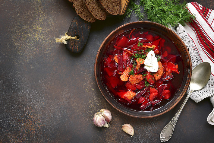 Súp Borsch là một trong những món súp nổi tiếng nhất của Nga. Thành phần chính của Borsch là củ cải đường, đi kèm với đó là các nguyên liệu khác nhau như táo, bí, củ cải hay ớt ngọt.