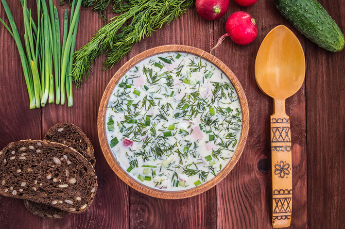 Súp Okroshka gồm khoai tây thái lát, dưa chuột, cà rốt và rau xanh. Tùy theo khẩu vị và sở thích mỗi người mà có thể có thêm củ cải hoặc xúc xích hay thịt gà luộc. Sự khác biệt tạo nên món súp hấp dẫn này là sữa kefir.