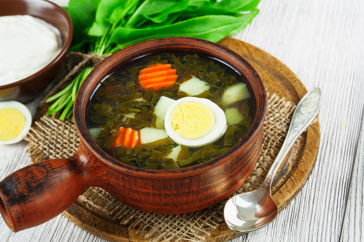 Súp Sorrel, món ăn mùa hè phổ biến nhất ở Nga. Nguyên liệu chính của nó là bắp cải, bắp cải chua hoặc rau chút chít. Điểm nhấn là một nửa quả trứng luộc ăn kèm.