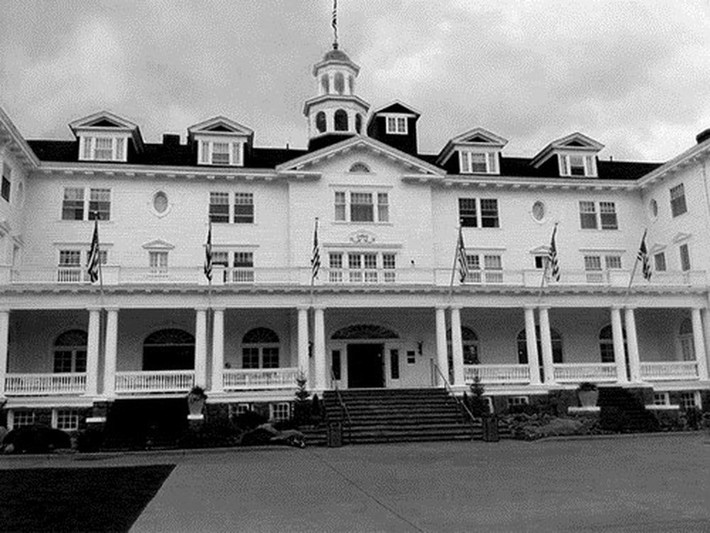 Chính khách sạn ma ám Stanley là nơi tác giả huyền thoại Stephen King đến dừng chân, lấy cảm hứng viết tiểu thuyết kinh dị The Shining sau một giấc mơ. Thành công của cuốn sách và bộ phim kinh dị cùng tên ra đời càng góp phần giúp khách sạn Stanley thêm nổi tiếng.
