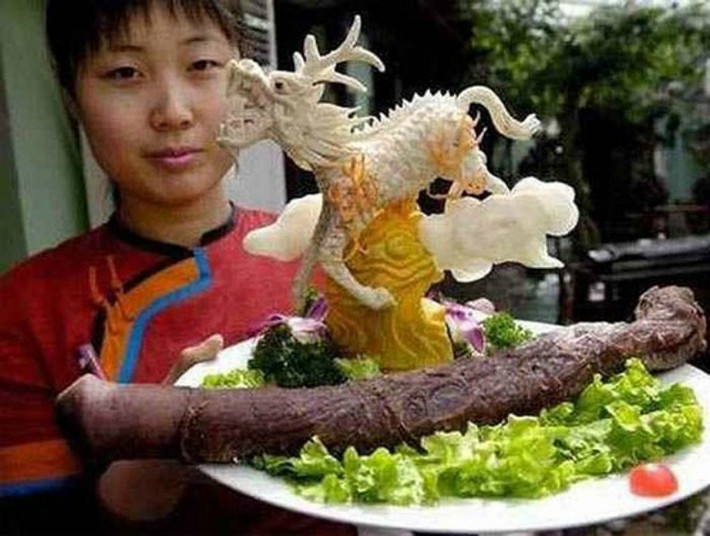 Có một số món ăn trưng bày như dương vật của bò Tây Tạng. Thậm chí, trong nhà hàng này còn có một số loại kinh dị hơn như bào thai cừu nướng ăn cùng rau bina hoặc sốt tỏi.