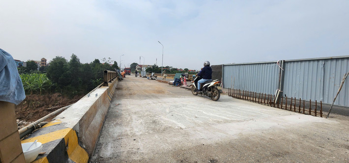 Mặc dù đã được tổ chức phân luồng giao thông trên cầu Trung Hà, nhưng tại những vi trí quây tôn khu vực thi công vẫn thường xảy ra tình trạng "đấu đầu" vì có thời điểm không có công nhân đứng gác điều tiết.