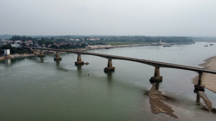 Thời điểm tháng 11, mực nước sông Đà xuống thấp càng làm lộ rõ tình trạng xói mòn của trụ, mố cầu Trung Hà. Các khối bêtông, thép, đá trơ trọi giữa sông.