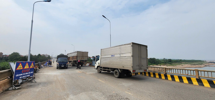 Việc tập trung trọng tải tại một vị trí trên cầu yếu càng gây nguy hiểm.