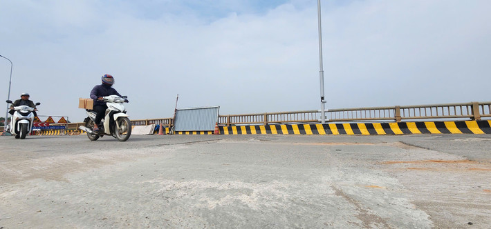 Do vậy, giải pháp triệt để là bổ sung cọc khoan nhồi và liên kết các cọc móng hiện tại của cầu Trung Hà thành một khối để tăng khả năng chịu tải, chống được xói lở.